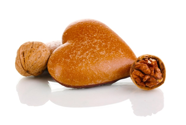 Galletas en forma de corazón con nueces aislado en blanco