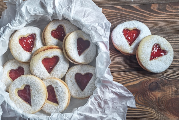 Galletas en forma de corazón con relleno de fresa