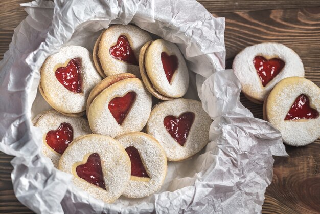 Galletas en forma de corazón con relleno de fresa