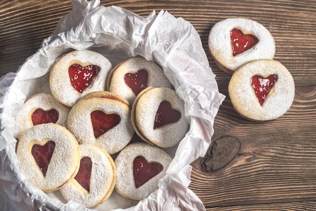 Galletas en forma de corazón con relleno de fresa