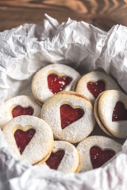 Galletas en forma de corazón con relleno de fresa