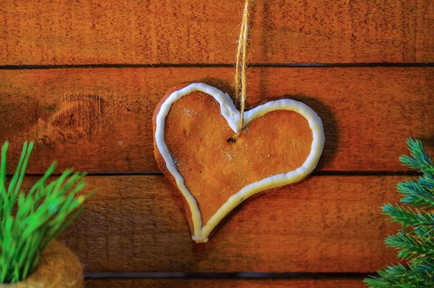 Galletas en forma de corazón sobre fondo de madera Tarjeta de amor vintage con espacio vacío para el texto