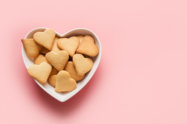 Galletas en forma de corazón tradicionales caseras para el día de San Valentín en rosa