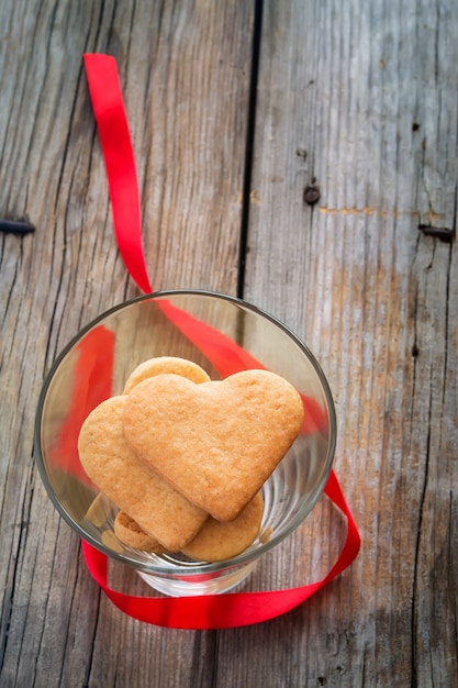 Galletas en forma de corazón en un vaso. Fondo del día de san valentín