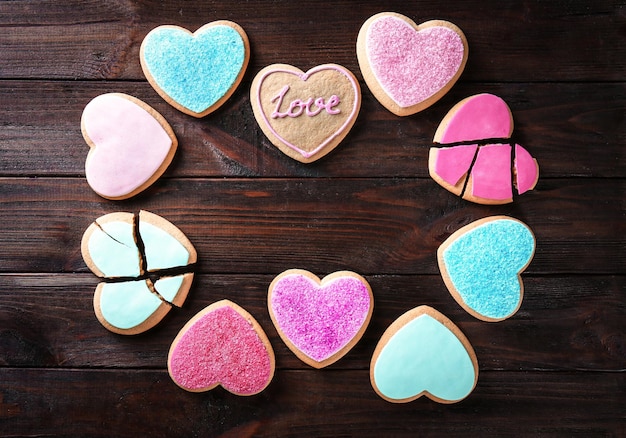 Galletas en forma de corazón en la vista superior de fondo de madera