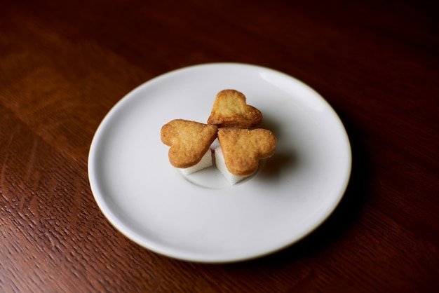 Galletas en forma de corazones sobre un platillo.