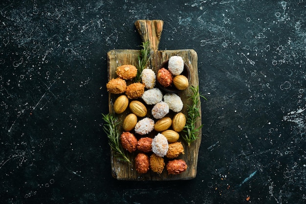 Galletas en forma de nueces con chocolate coco y almendras Vista superior Barra dulce