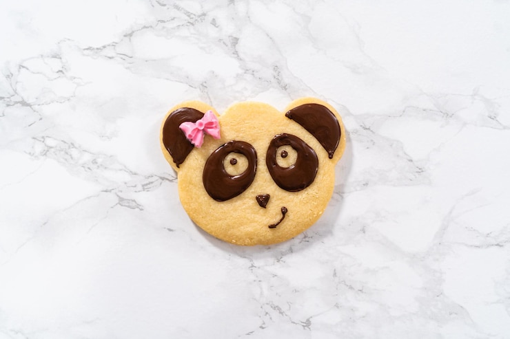 Foto galletas en forma de panda con glaseado de chocolate