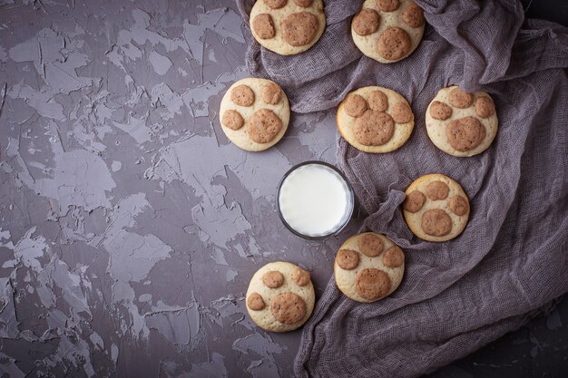 Galletas en forma de patas de gato. Enfoque selectivo