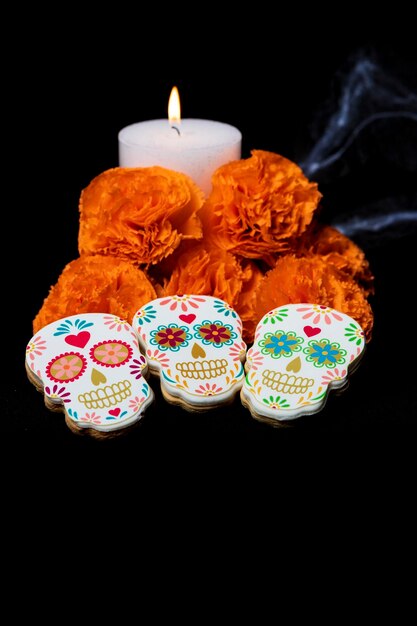 Galletas con formas de catrinas y flores con vela para celebrar Halloween o el Día de los Muertos