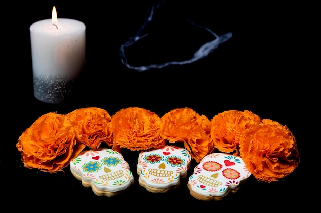 Foto galletas con formas de catrinas mexicanas y flores para celebrar halloween o el día de los muertos