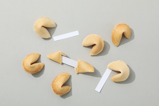 Foto galletas de la fortuna chinas con vista superior de palabras de predicción