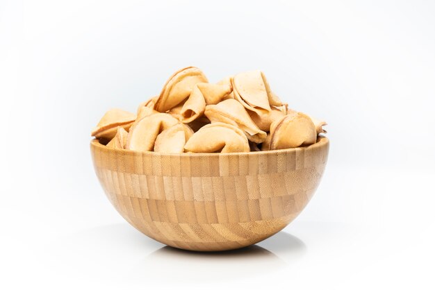 Galletas de la fortuna en el tazón de madera