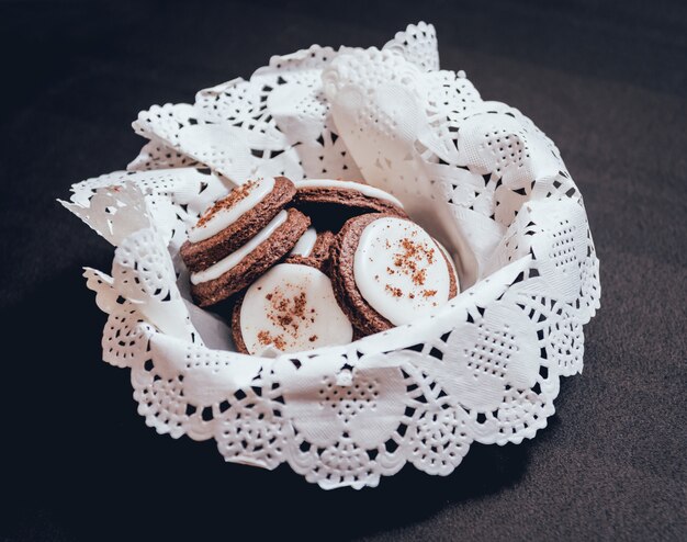 Galletas francesas con chokolate en el plato blanco