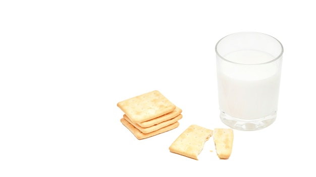 Galletas frescas para el desayuno junto a un vaso de leche