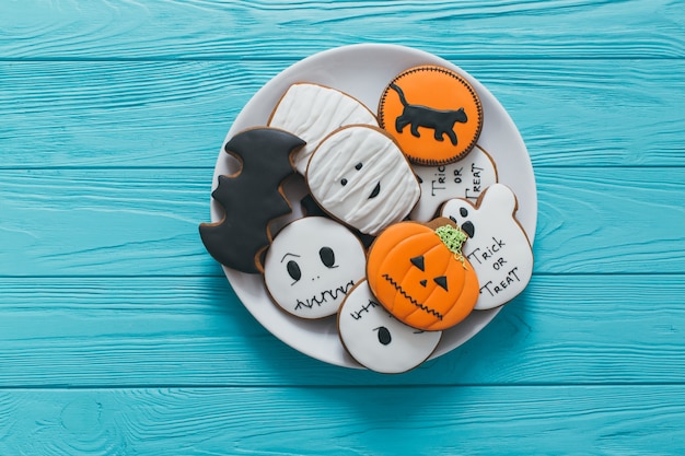 Galletas frescas de jengibre de halloween en la mesa de madera azul.