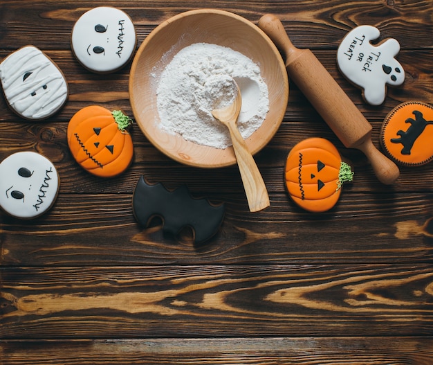 Foto galletas frescas de jengibre de halloween en la mesa de madera.