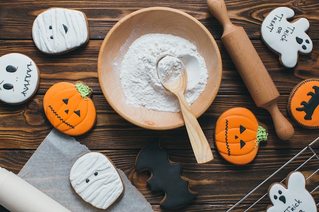 Galletas frescas de jengibre de halloween en la mesa de madera.