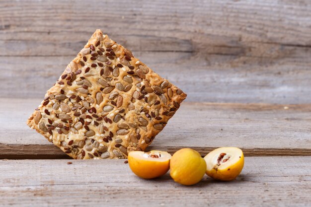 Galletas y fruta de membrillo amarillo sobre un fondo de madera