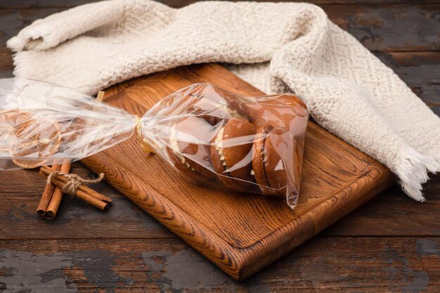 Galletas galletas envueltas en regalo delicioso regalo fondo de madera