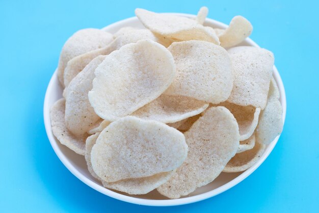 Galletas de gambas sobre fondo azul