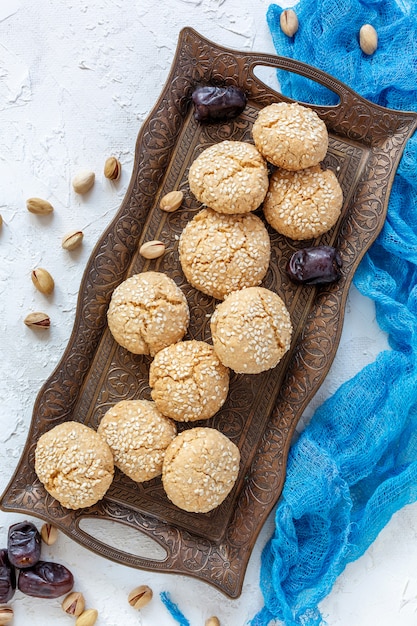 Galletas Ghribas marroquíes tradicionales con semillas de sésamo