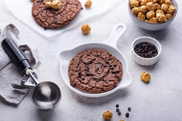 Galletas gigantes de sartén de chocolate con helado