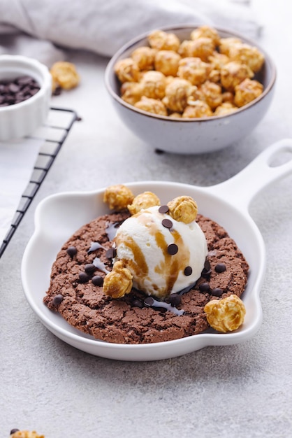 Galletas gigantes de sartén de chocolate con helado