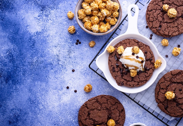 Galletas gigantes de sartén de chocolate con helado