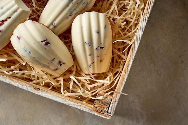 Galletas glaseadas con chocolate blanco en una caja Enfoque selectivo Ruido en postproducción