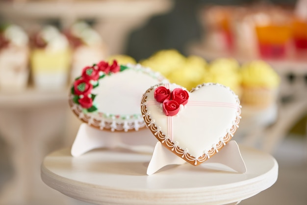 Galletas glaseadas redondas y en forma de corazón