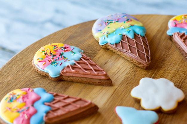 Galletas glaseadas sobre fondo gris.