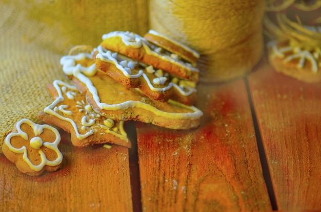 Galletas con glaseado de azúcar sobre fondo de madera