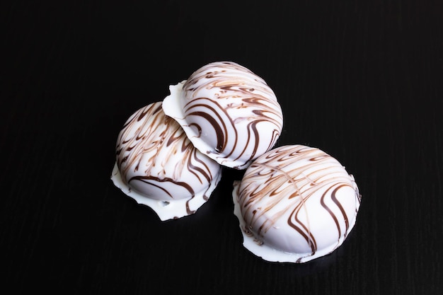 Galletas en glaseado blanco sobre mesa de madera