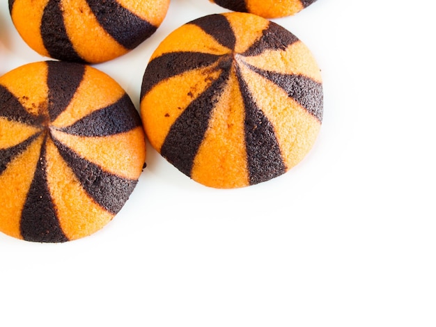 Galletas de gota de estrella de Halloween sobre fondo blanco.