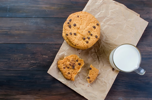 Galletas con gotas de chocolate y un vaso de leche.