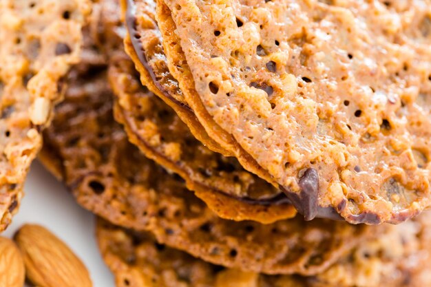 Galletas gourmet de encaje de almendras emparedadas con chocolate.