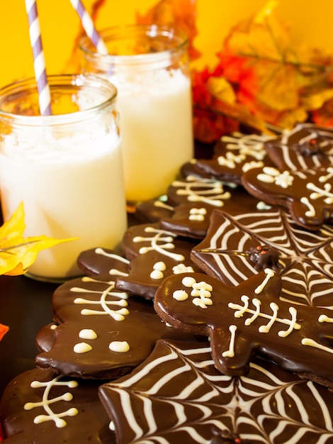 Galletas gourmet de Halloween con fondo naranja de decoración navideña.