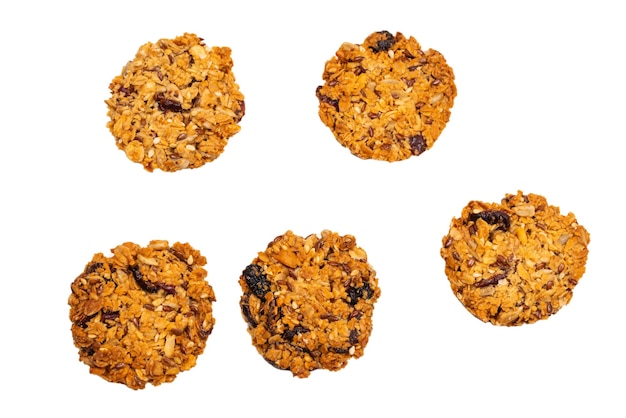 Galletas de granola aisladas sobre fondo blanco.