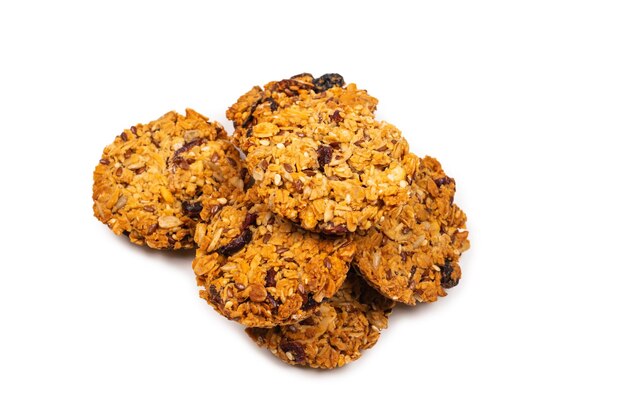 Galletas de granola aisladas sobre fondo blanco.