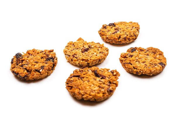 Galletas de granola aisladas sobre fondo blanco