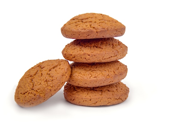 Galletas de granos enteros aislado en un recorte blanco