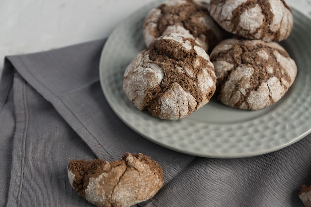 Galletas con grietas de chocolate. Galletas sabrosas caseras en un tazón gris sobre una mesa.