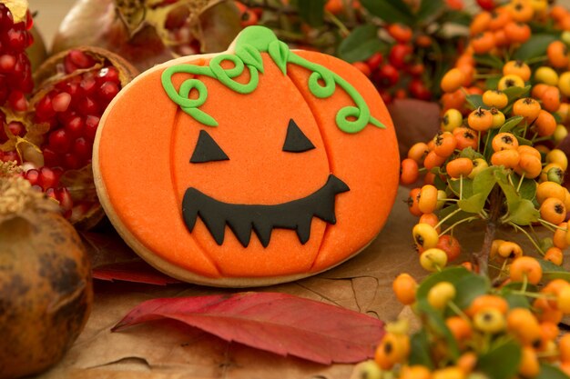 Galletas de Halloween y bayas amarillas