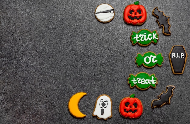 Foto galletas de halloween en el espacio de copia de fondo de piedra