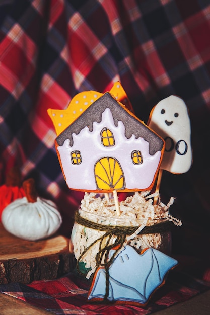 Foto galletas de halloween de pan de jengibre decoradas en un palo