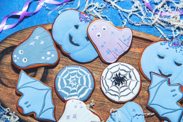 Galletas de Halloween de pan de jengibre pintadas sobre un fondo azul