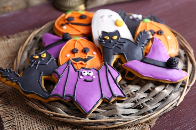 Foto galletas de halloween en plato de barbas