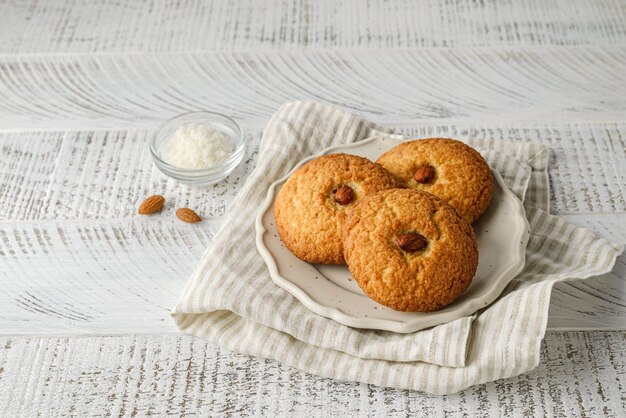 Foto galletas de harina de almendras en un plato