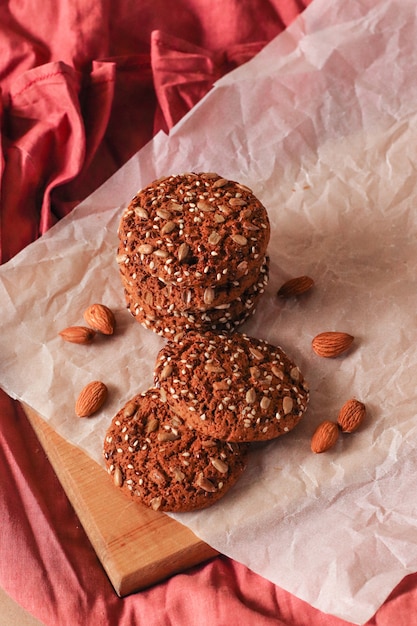 Galletas de harina de avena con las almendras en un fondo beige con el espacio de la copia, visión superior.